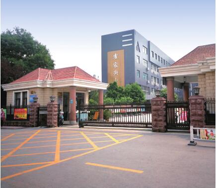 九巨龍向濟(jì)寧市霍家街小學(xué)捐贈(zèng)99961元修建操場(chǎng)